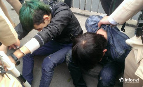 Hai nam thanh niên đi cướp giật còn dùng gạch tấn công CSGT - ảnh 1