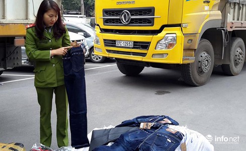 Hơn 20 tấn hàng không rõ nguồn gốc bị tạm giữ tại bến Phà Đen - ảnh 3