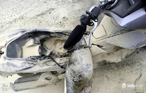 Xe máy PCX đang lưu thông trên đường Thủ đô bất ngờ bốc cháy - ảnh 3