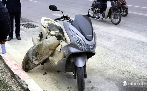 Xe máy PCX đang lưu thông trên đường Thủ đô bất ngờ bốc cháy - ảnh 2