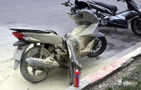 Xe máy PCX đang lưu thông trên đường Thủ đô bất ngờ bốc cháy - ảnh 1