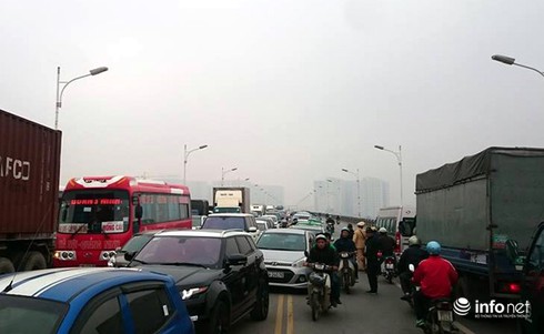 Hai ô tô đấu đầu trên cầu Vĩnh Tuy, giao thông ách tắc kinh hoàng - ảnh 2