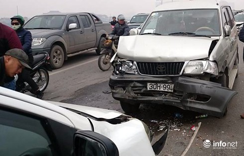 Hai ô tô đấu đầu trên cầu Vĩnh Tuy, giao thông ách tắc kinh hoàng - ảnh 1