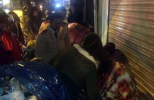 Rét kỉ lục, CSGT Thủ đô tặng chăn ấm cho người lang thang cơ nhỡ - ảnh 1