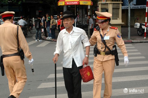 Từ 1/2: Người đi bộ vi phạm luật giao thông bị phạt cao nhất 120 nghìn đồng - ảnh 1