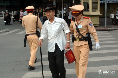 Phạt hành chính đối với những người đi bộ sai luật có khả thi? - ảnh 2