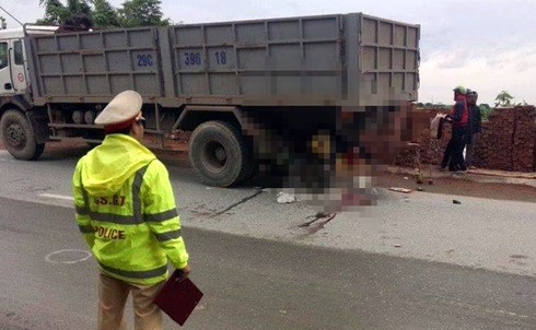 Xe máy “đóng đinh” vào xe tải chở gạch, một người phụ nữ tử vong - ảnh 1