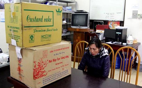 Chủ cửa hàng tạp hóa bán pháo nổ hình lựu đạn - ảnh 1