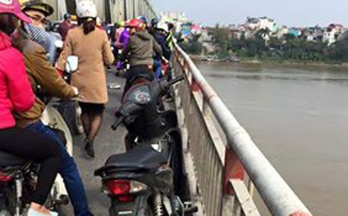 Để xe Honda trên cầu Chương Dương, nam thanh niên nhảy xuống sông Hồng - ảnh 1