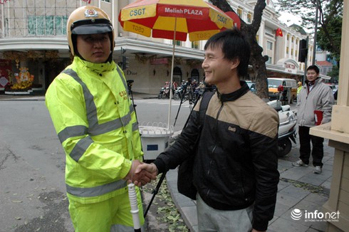 CSGT Hà Nội xử phạt hơn 400 người đi bộ sai quy định - ảnh 1