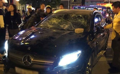 Cô gái trẻ đập vỡ kính xe Mercedes giữa Thủ đô để đánh ghen? - ảnh 1