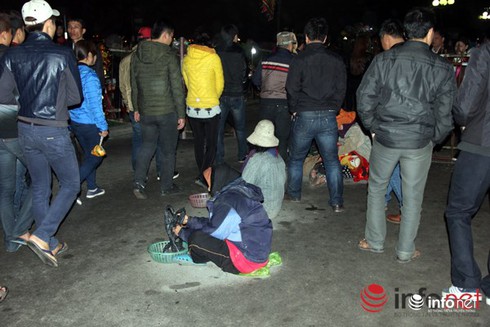 BTC đền Trần lên tiếng về tệ nạn đánh bạc, ăn mày tràn lan - ảnh 1