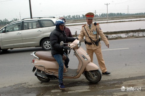 CSGT Thủ đô đồng loạt ra quân xử lý các phương tiện vi phạm - ảnh 2