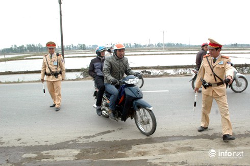 CSGT Thủ đô đồng loạt ra quân xử lý các phương tiện vi phạm - ảnh 1