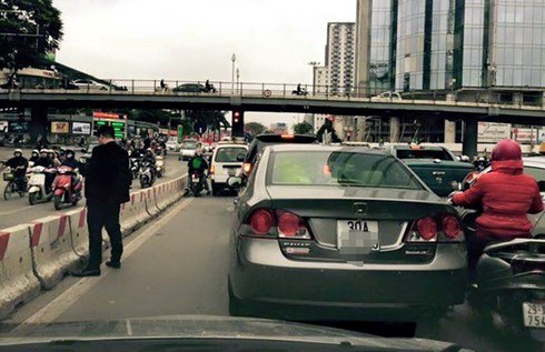 Xác định người đàn ông tè bậy… ở giữa đường - ảnh 1