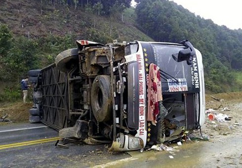 Xe giường nằm đổ kềnh giữa cao tốc Hà Nội – Lào Cai - ảnh 1