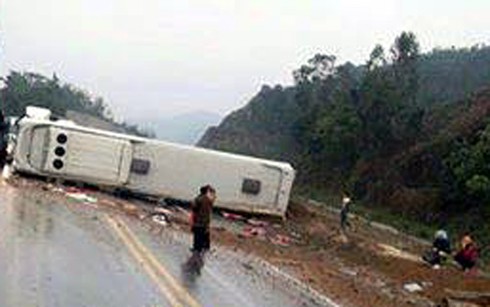 Xe giường nằm đổ kềnh giữa cao tốc Hà Nội – Lào Cai - ảnh 2