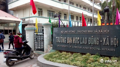 Hàng nghìn SV bàng hoàng bị trường
