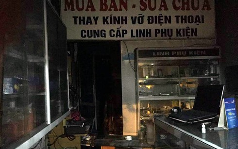 Cháy cửa hàng điện thoại, 8 người nhập viện - ảnh 1