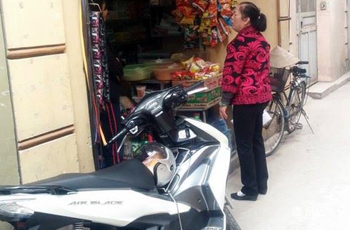 Bé trai 1 tháng tuổi bị bỏ rơi vẫn ngủ ngon lành - ảnh 1