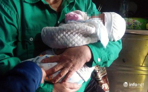 Bé trai 1 tháng tuổi bị bỏ rơi vẫn ngủ ngon lành - ảnh 2