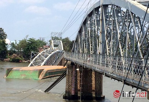 Bắt 2 nghi can lái sà lan đâm sập cầu Ghềnh - Đồng Nai - ảnh 1