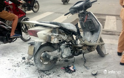 Hà Nội: Xe máy tay gas bốc cháy dữ dội trên phố - ảnh 1