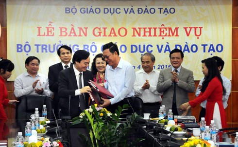 Tân Bộ trưởng Bộ GD&ĐT Phùng Xuân Nhạ chính thức nhận nhiệm vụ - ảnh 1