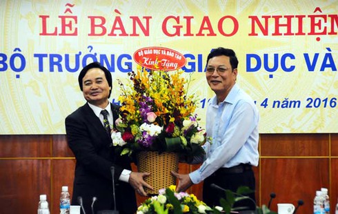 Tân Bộ trưởng Bộ GD&ĐT Phùng Xuân Nhạ chính thức nhận nhiệm vụ - ảnh 2