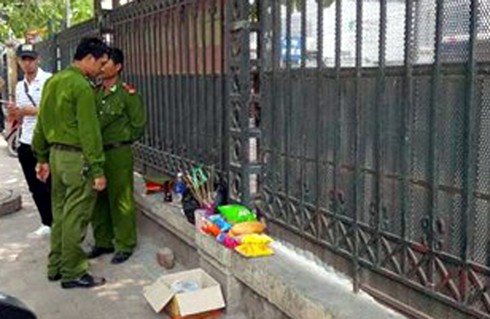Người dân bàng hoàng phát hiện xác trẻ sơ sinh trong túi nilon cạnh bến xe - ảnh 1