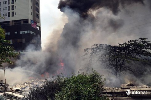 Công ty điện lực bị “bà hỏa” ghé thăm lúc giữa trưa - ảnh 1