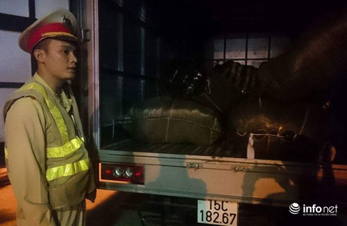 Dùng xe thư báo chở hàng không rõ nguồn gốc vẫn không thoát - ảnh 3