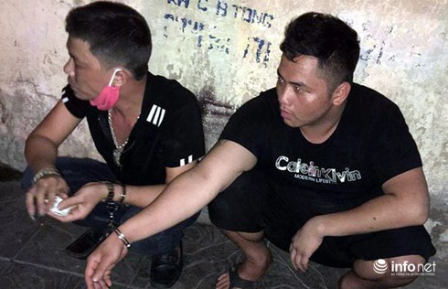 Cảnh sát 141 mua sữa dỗ dành con gái kẻ mang ma túy đi... dạo phố - ảnh 1