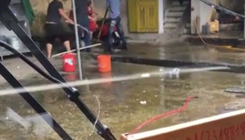 Xôn xao đoạn clip nhóm côn đồ cầm dao chém người gần bến xe ở Quảng Ninh - ảnh 1