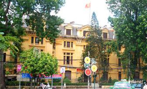Say rượu, lao ô tô vào trụ sở Bộ GTVT gây tai nạn rồi bỏ chạy - ảnh 1