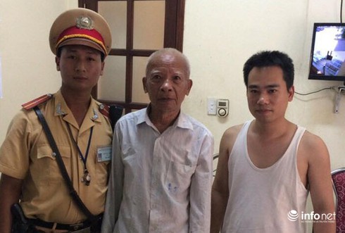 Cụ ông định lao vào tàu hỏa được CSGT Thủ đô kịp thời giải cứu - ảnh 3