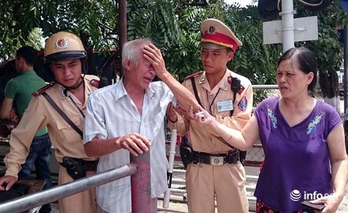 Cụ ông định lao vào tàu hỏa được CSGT Thủ đô kịp thời giải cứu - ảnh 1