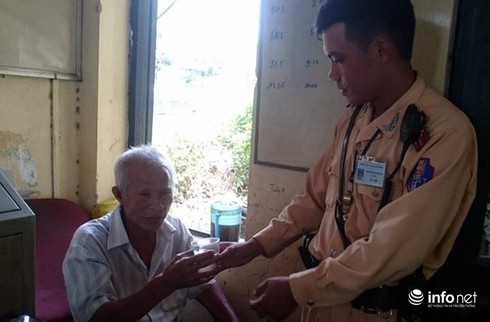 Cụ ông định lao vào tàu hỏa được CSGT Thủ đô kịp thời giải cứu - ảnh 2