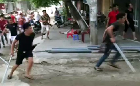 Vụ nhóm thanh niên truy sát một gia đình: Khởi tố, bắt 10 nghi phạm - ảnh 1