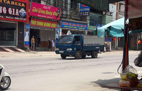 Nam thanh niên bị nhóm người đi ô tô chém đứt lìa bàn tay - ảnh 1