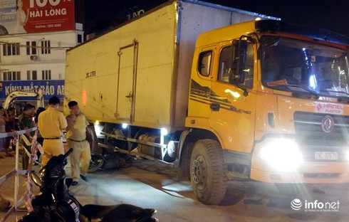 Bé gái may mắn sống sót khi lọt gầm xe tải sau tai nạn - ảnh 1