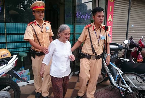 CSGT Hà Nội đưa cụ bà gần 90 tuổi bị lạc đường về nhà - ảnh 1