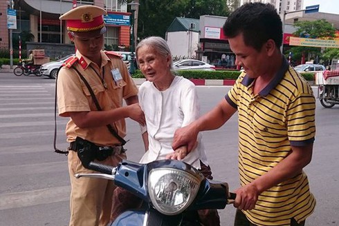 CSGT Hà Nội đưa cụ bà gần 90 tuổi bị lạc đường về nhà - ảnh 2