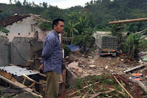 Hai xe đầu kéo đâm sập 3 nhà dân - ảnh 1