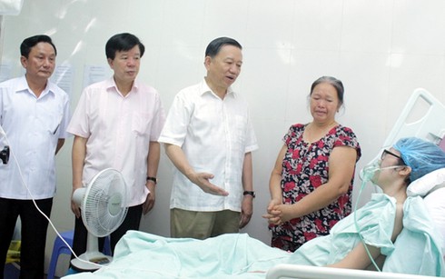 Bộ trưởng Công an động viên nữ chiến sĩ