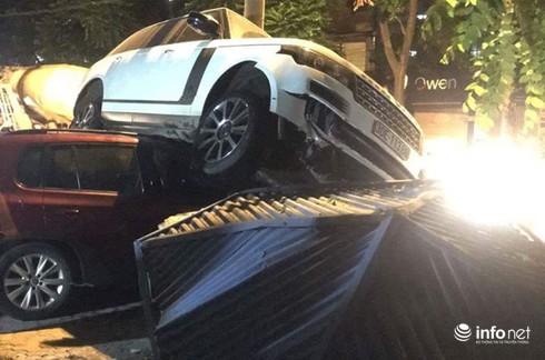 Range rover đâm bốt bảo vệ, leo lên đầu ô tô khác, 2 người thoát chết - ảnh 2