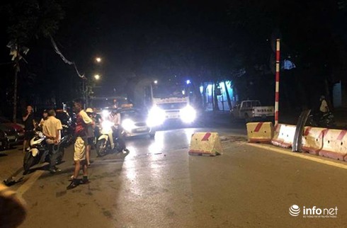 Range rover đâm bốt bảo vệ, leo lên đầu ô tô khác, 2 người thoát chết - ảnh 1