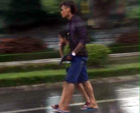 Dùng súng khống chế con tin trẻ em rồi cướp taxi - ảnh 2