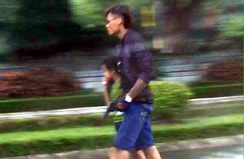 Dùng súng khống chế con tin trẻ em rồi cướp taxi - ảnh 1