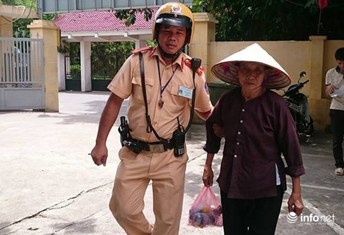 Cụ bà gần 80 tuổi bị mất cắp, nhà xe bỏ giữa đường, gặp ngay CSGT - ảnh 3
